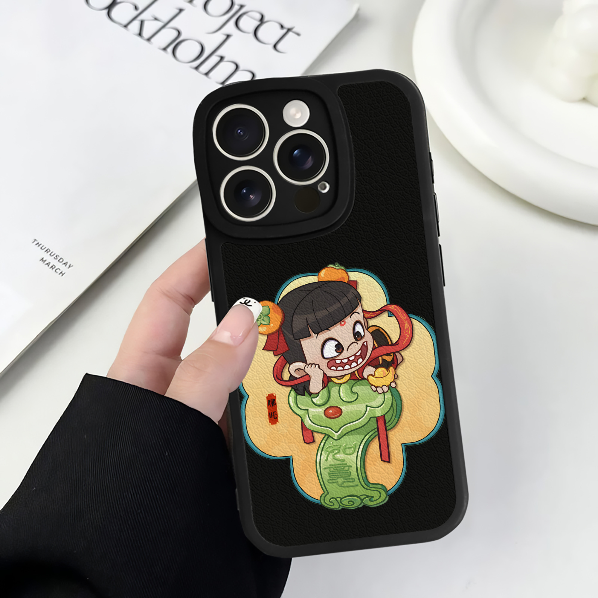 （画像用） Ne Zha 2 ナタ 魔童の大暴れ 【iPhone 16シリーズ対応】シリコンスマホケース（レザー調） 材質：シリコン